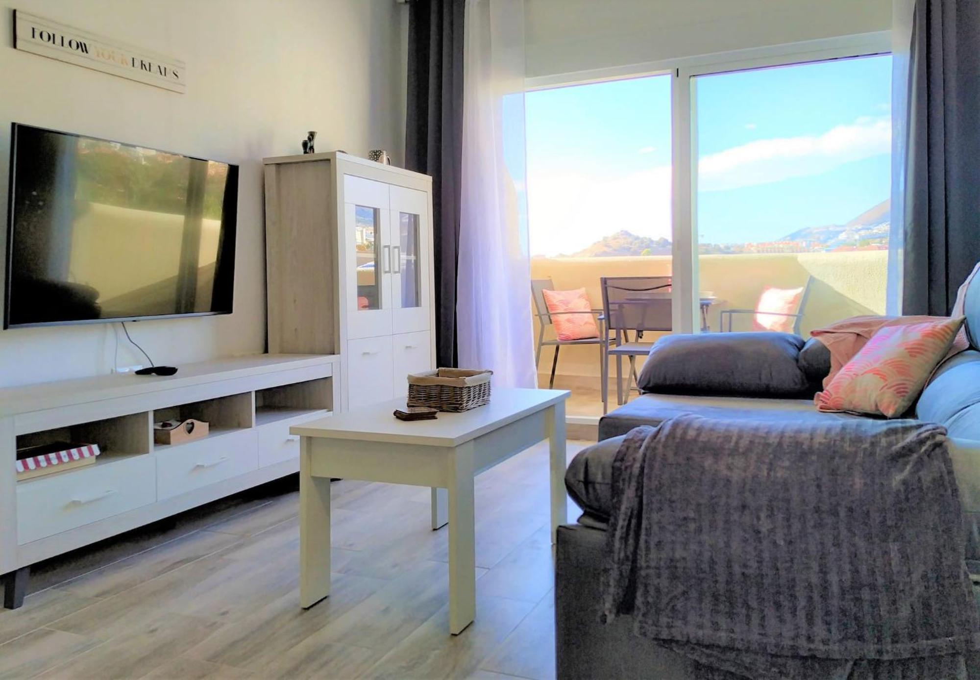 Deluxe Apartment In Benalbeach With Beach Views Беналмадена Екстериор снимка